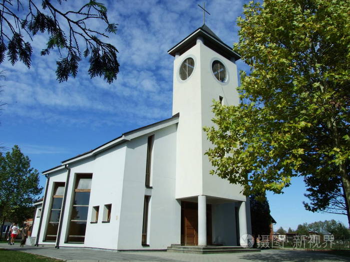 一座现代教堂的外部