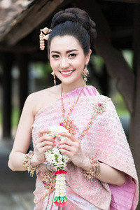 穿着泰国传统服装的美丽泰国女孩。