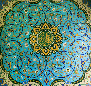 五颜六色的土耳其图案覆盖着马赛克瓷砖在寺庙清真寺照片