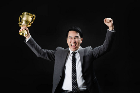拿奖杯的人图片
