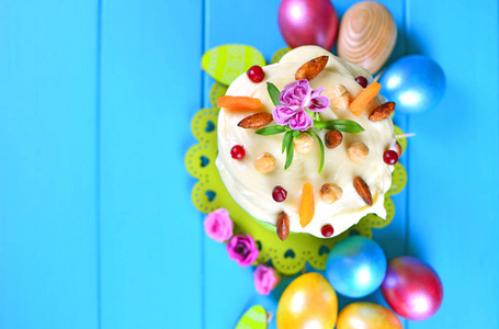 复活节背景。 美丽的复活节蛋糕，装饰和五颜六色的鸡蛋在一张木桌上。