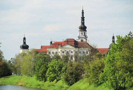 捷克共和国春天绿树后奥洛穆克美丽的白色修道院