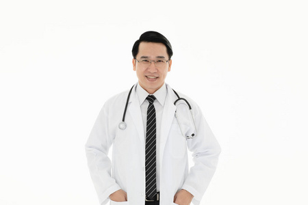 亚洲看男医生在统一的温暖友好的微笑医疗护理职业自负孤立在白色背景