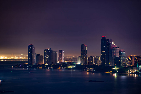 从普拉特穆纳克山俯瞰芭堤雅市夜景