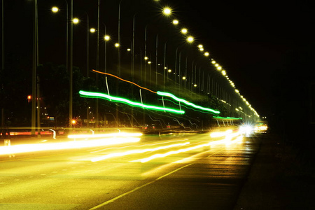 照明和路灯汽车夜间在一条靠近机场的道路上为国家。 用作背景图像。