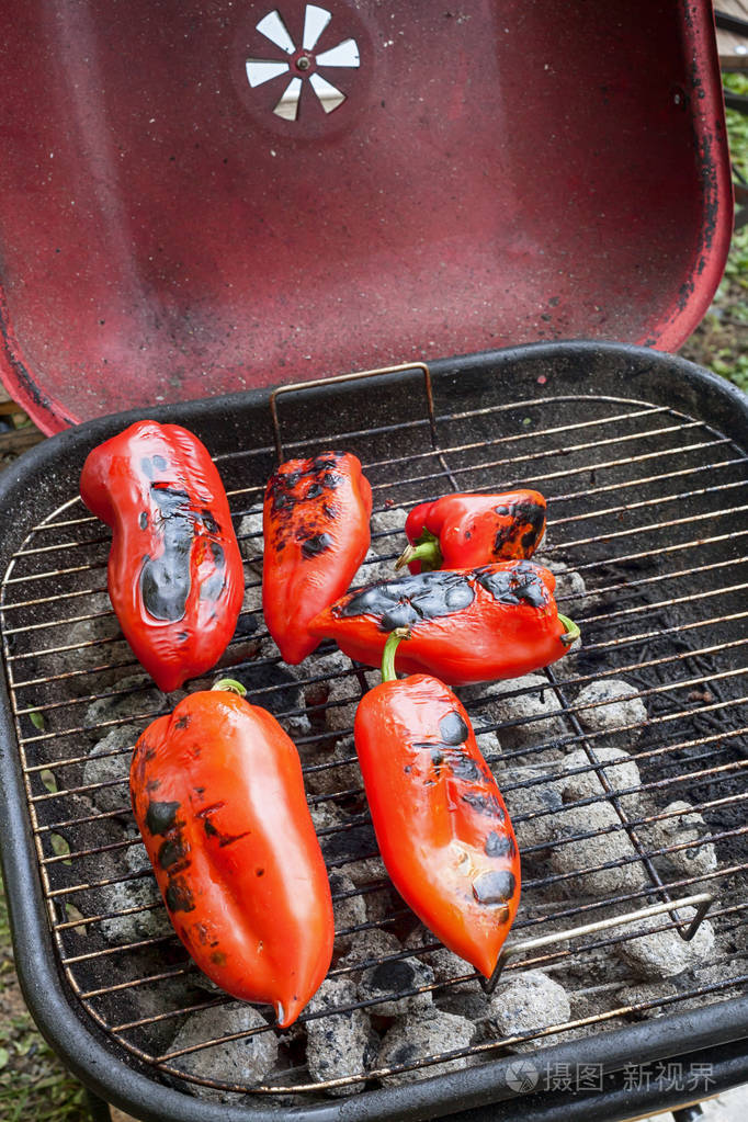 烤好的甜红辣椒烤完了