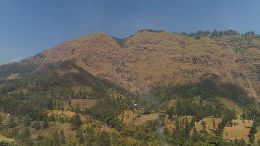 山风景农田和村庄