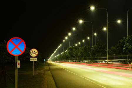 照明和路灯汽车夜间在一条靠近机场的道路上为国家。 用作背景图像。