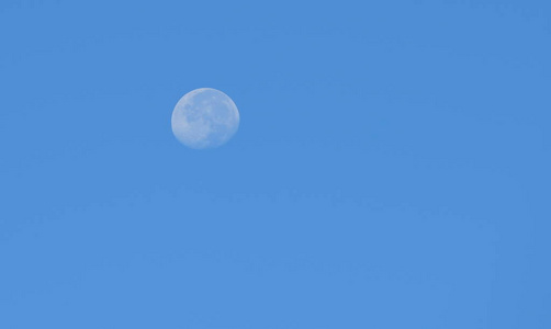 白天天空中的月光用作背景图像。
