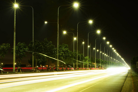 夜间基辅照明和路灯汽车夜间在一条靠近机场的道路上为国家.