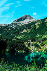 高山上令人惊叹的高山湖。 美丽的峡湾山河徒步旅游风景夏季。