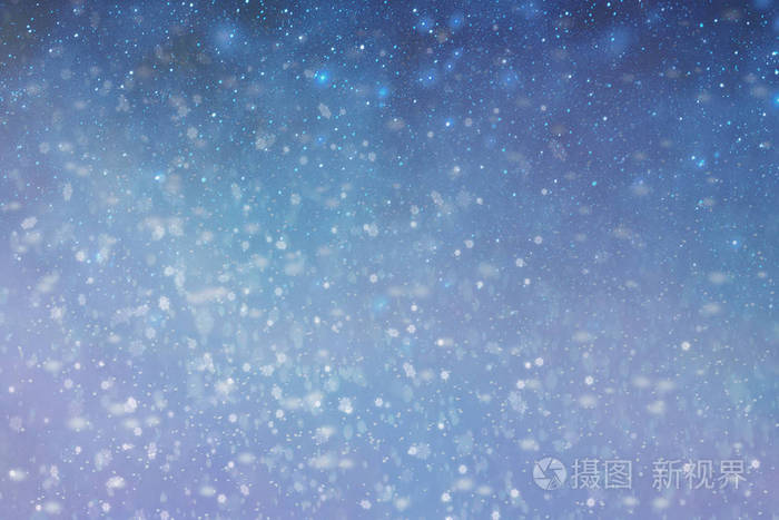 抽象的蓝色bokeh离焦背景冬天有雪