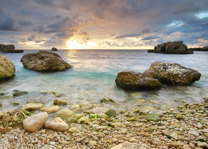 美丽的海景。 大海上的日落。 大自然的组成。