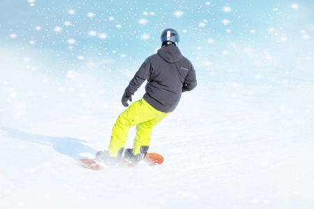 滑雪者穿着明亮的运动服，在美丽的冬天背景下做把戏。