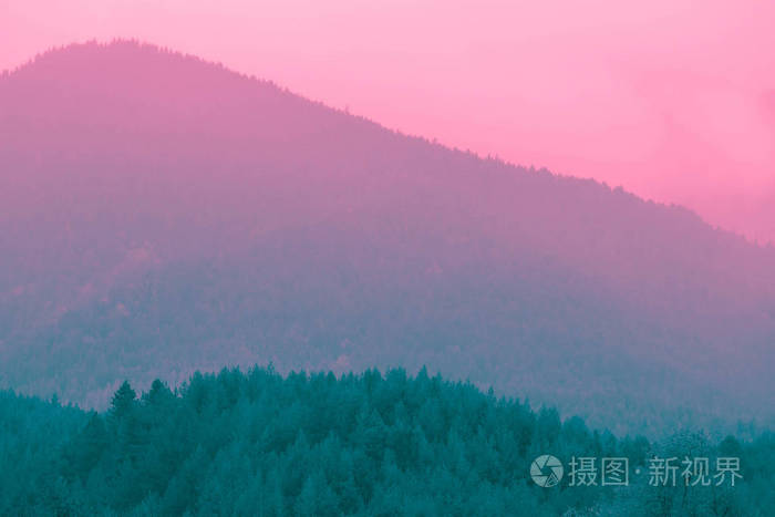 美丽的神秘山日落景观 神秘的高山早晨日出紫色和粉红色 照片 正版商用图片154dbg 摄图新视界