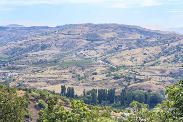 风景如画的克里米亚山区和丘陵地带,上面铺着一条路
