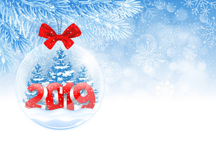 圣诞节和新年即将到来。 玻璃透明圣诞球与数字2019内挂在圣诞树上的冬季雪背景。 矢量图。