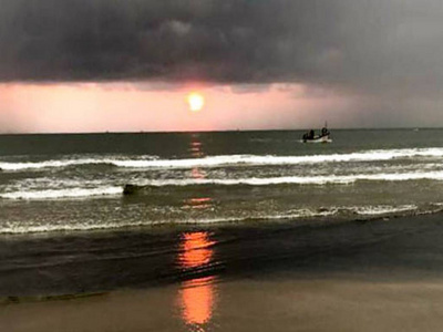 海上日落。 海浪撞击海岸。 上升。 黎明。 海洋泡沫。 美丽的风景