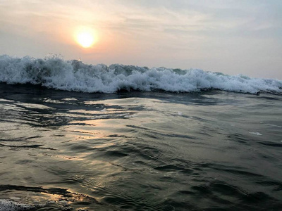 海上日落。 海浪撞击海岸。 上升。 黎明。 海洋泡沫。 美丽的风景