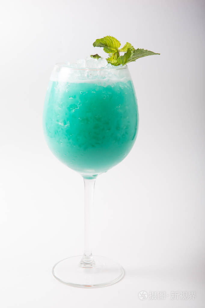 白色背景的酒精鸡尾酒杯
