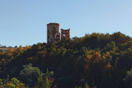 切尔沃诺拉德中世纪城堡塔的古老遗址。 晴天的秋天景观。 乌克兰NyrkivTernopil地区。