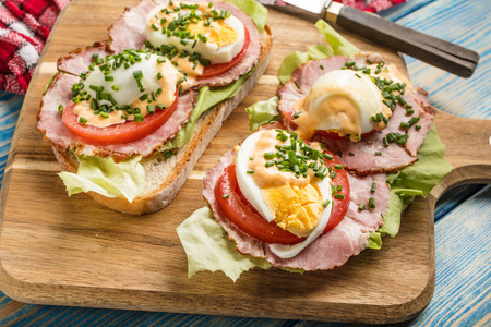 早餐用西红柿鸡蛋和生菜夹心。