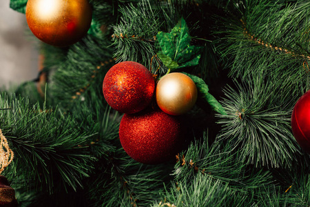 圣诞树上的圣诞玩具。装饰圣诞树球。圣诞舞会近在咫尺。选择性对焦
