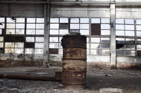 废弃工厂或仓库的废墟,巨大的令人毛骨悚然和空洞的工业收缩照片