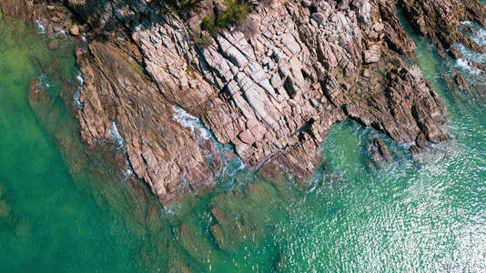 空中无人驾驶飞机俯瞰热带岛屿上美丽的岩石和绿色海岸