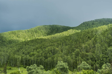 美丽的阿尔泰自然景观和景观。在晴朗的日子里，高山和岩石在多云的暴风雨天空下的雄伟景观。