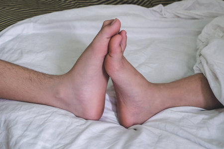 床上的双脚图片