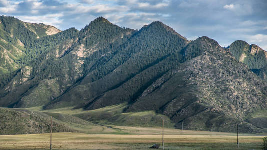 美丽的阿尔泰自然景观和景观。在阳光明媚的日子里，高耸的山峦和悬崖映衬着蓝天和云彩。