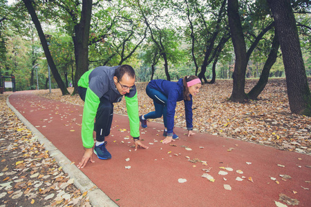 跑步夫妇准备在早上在森林的健身小径上训练。