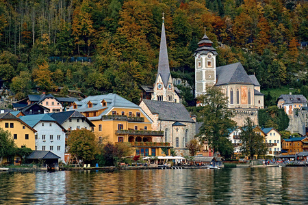 奥地利阿尔卑斯山的美丽景色。著名的教会在哈尔施塔特山村。哈尔施塔特阿尔卑斯山上的阳光明媚的湖景