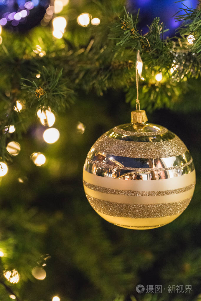 圣诞树上一个闪亮的球贴在圣诞树上