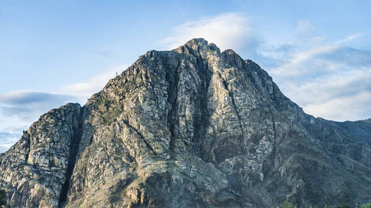 阿尔泰自然的美丽景色和景观。 在阳光明媚的日子里，高山和悬崖的雄伟景观映衬着蓝天和云彩。