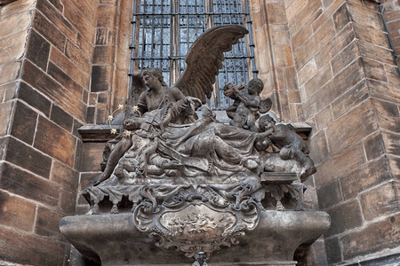 捷克共和国布拉格城堡圣圣维特大教堂正门的雕像