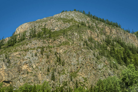 阿尔泰自然的美丽景色和景观。 在阳光明媚的日子里，高山和岩石在蓝天上的雄伟景观。