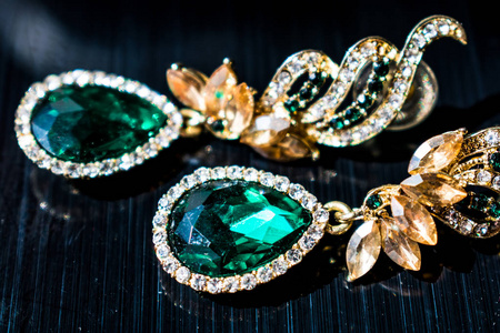 在黑色光滑的背景上. 闪闪发光.照片