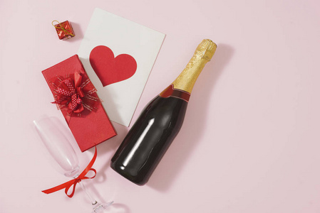 背景与礼品盒，一瓶香槟和圣诞装饰