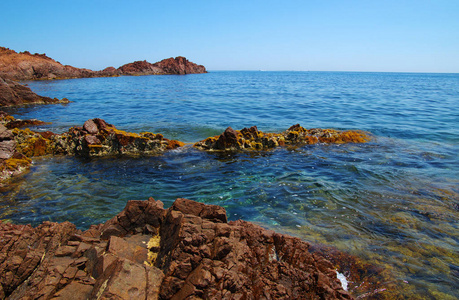 带岩石的海洋景观。 海湾里清澈的蓝色水。