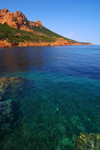 带岩石的海洋景观。 海湾里清澈的蓝色水。