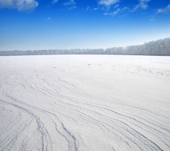 雪和多云的天空