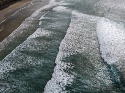 海滩海浪在海岸上撞击的鸟瞰图。 法玛尔海滩兰萨罗特加那群岛西班牙
