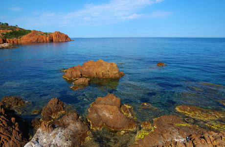 带岩石的海洋景观。 海湾里清澈的蓝色水。