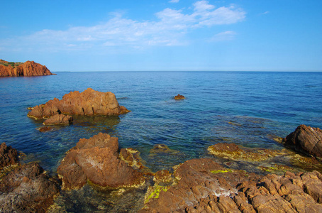 带岩石的海洋景观。 海湾里清澈的蓝色水。