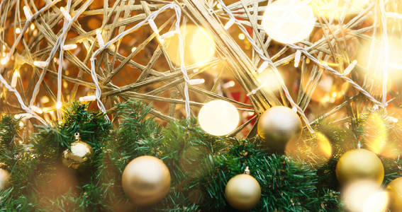 金色的球在圣诞树上有花环