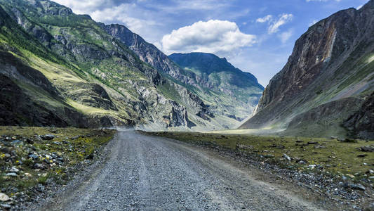 阿尔泰自然的美丽景色和景观。 阿尔泰的道路和公路的视角，背景是雄伟的山脉，覆盖着森林和天空，云层。