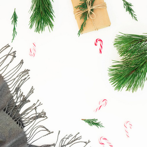 圣诞装饰品，围巾，松树，树枝，糖果和礼品盒，白色背景。 圣诞节冬季概念与复制空间。 平躺式顶部视图