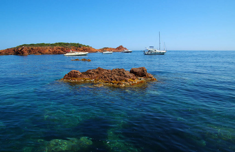 美丽的夏季全景海景。 眺望悬崖，进入晶莹剔透的蔚蓝海。船游艇在地平线上。